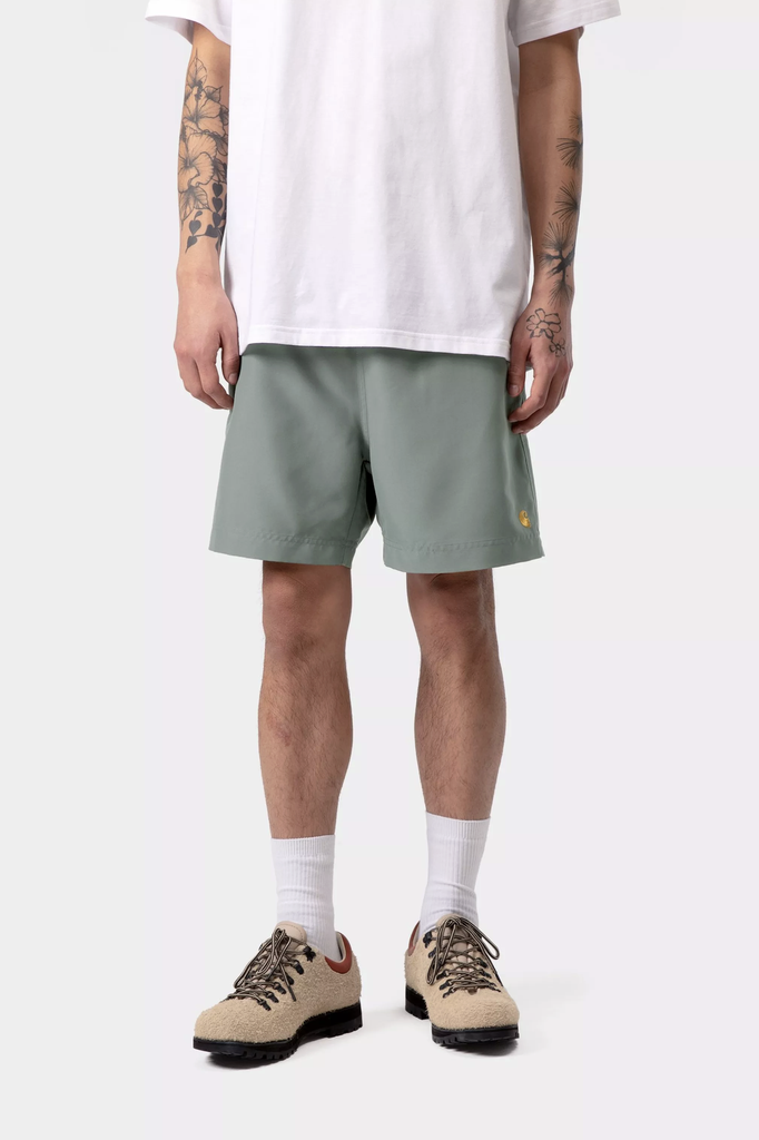 Bañador Carhartt WIP Chase Swim - Velvet Green/Gold