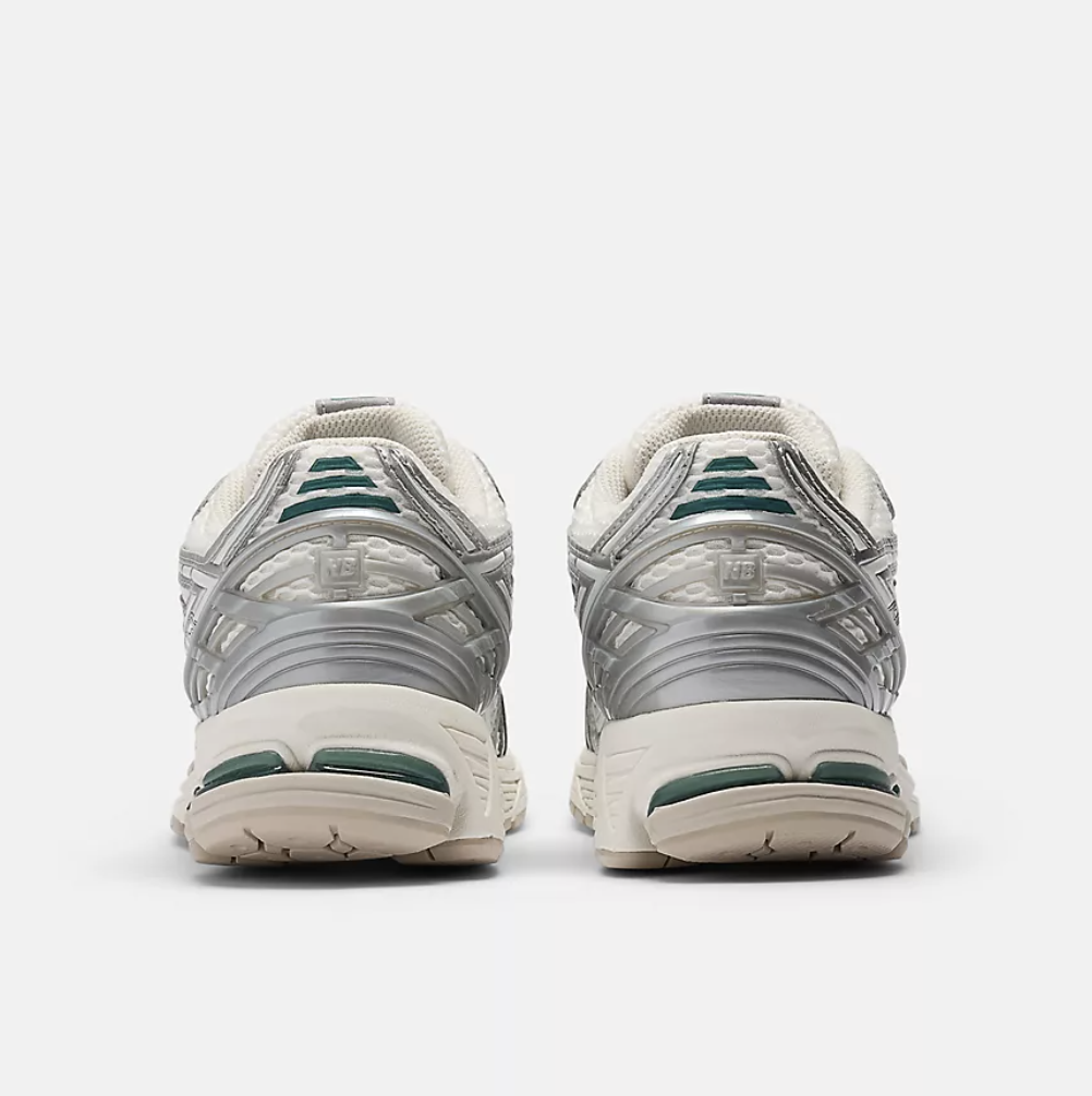 Zapatillas New Balance 1906REE - Silver Metallic con Sea Salt y New Spruce