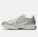 Zapatillas New Balance 1906REE - Silver Metallic con Sea Salt y New Spruce