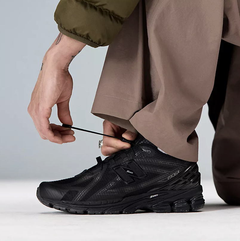 Zapatillas New Balance 1906RNB - Black con Dark Silver Metallic y Black Cement
