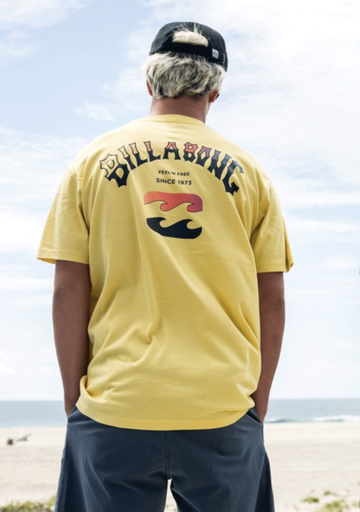 Camiseta Billabong Arch Fade Premium - Dust Yellow (DYL)